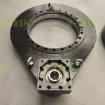 拓展中心距且兼顾精度的两级传动回转驱动