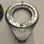 拓展中心距且兼顾精度的两级传动回转驱动